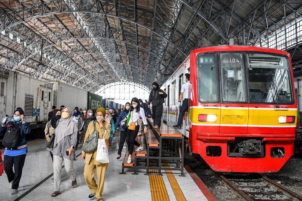 ilustrasi perjalanan dengan kereta. (ANTARA FOTO/M Risyal Hidayat)