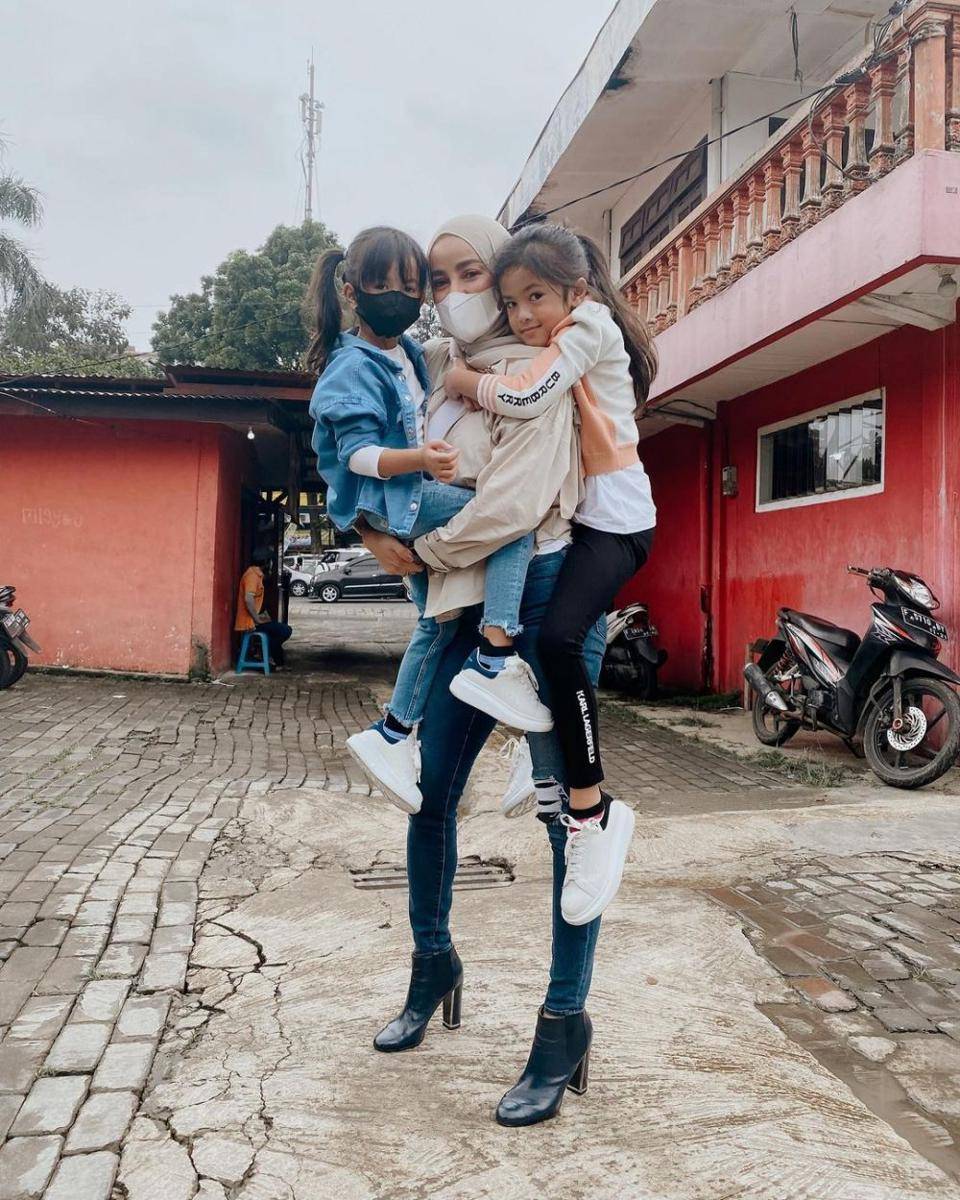 potret Olla Ramlan dan anak (instagram.com/ollaramlan)