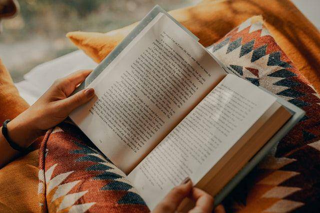 ilustrasi baca buku (Unsplash/Clay Banks)