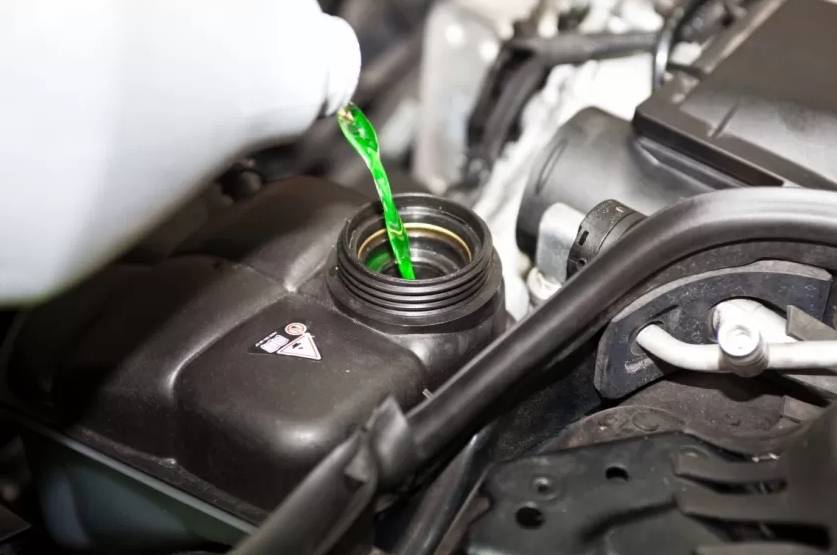 Ilustrasi Coolant Untuk Radiator (https://www.rivervaleserviceandmot.co.uk)