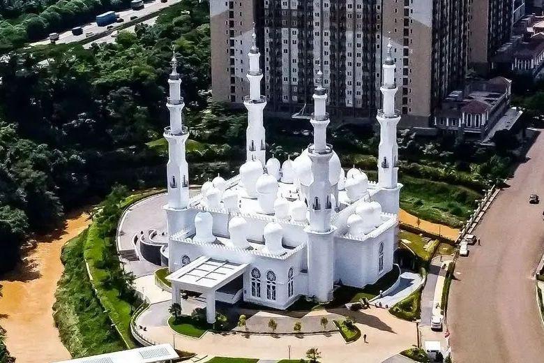 9 Potret Masjid Milik Keluarga Erick Thohir, Mewah ala Timur Tengah