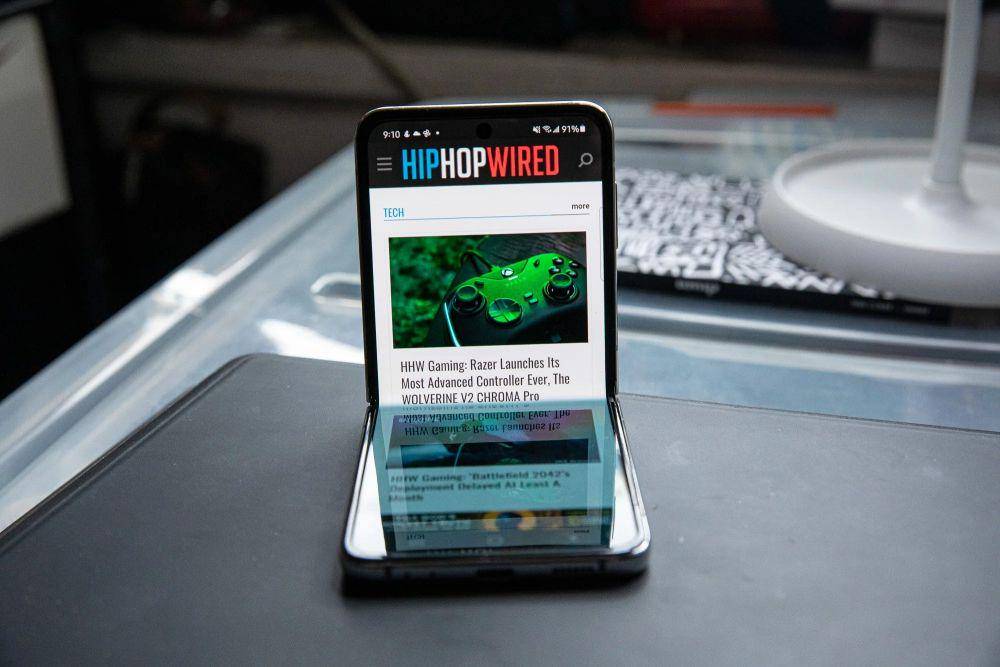 potret Samsung Galaxy Z Flip3 5G (hiphopwired.com)