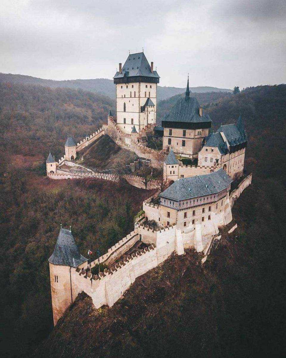 potret Kastil Karlstejn (instagram.com/dronemperors)