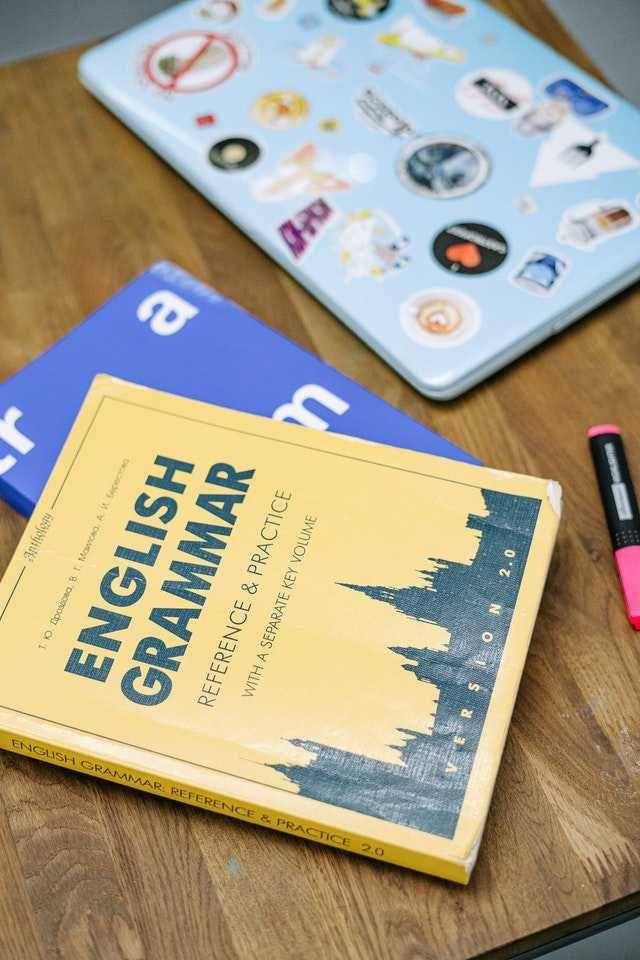 buku grammar (pexels.com/Ivan Samkov)