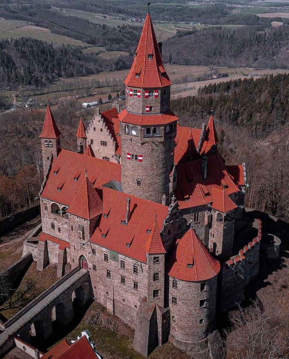 potret Kastil Bouzov (instagram.com/castlespalaces)