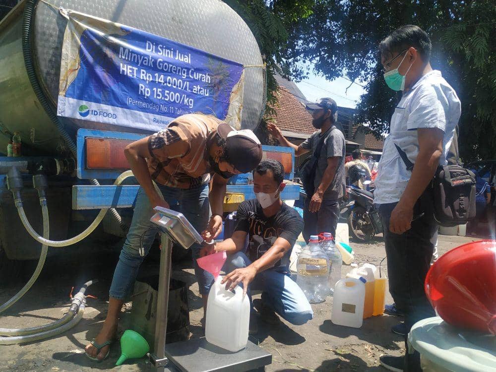 Proses pendistribusian minyak curah subsidi di Pasar Bunulrejo, Kota Malang. IDN Times/Alfi Ramadana
