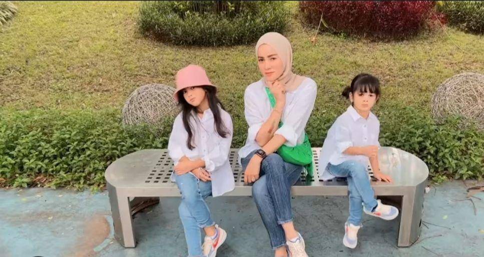 potret Olla Ramlan dan anak (instagram.com/ollaramlan)