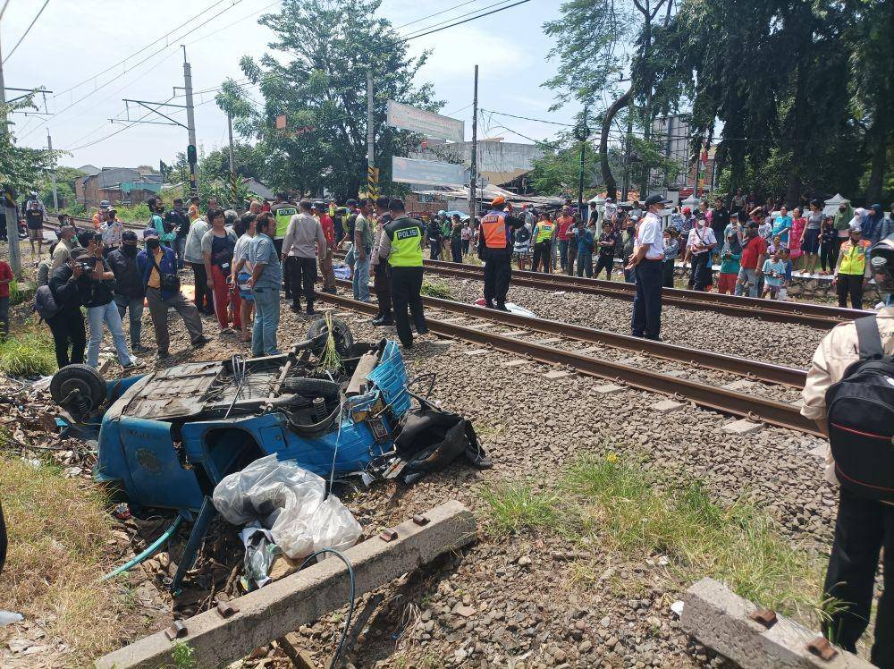 Bajaj tertabrak kereta hingga ringsek. (IDN Times/Imam Faishal)