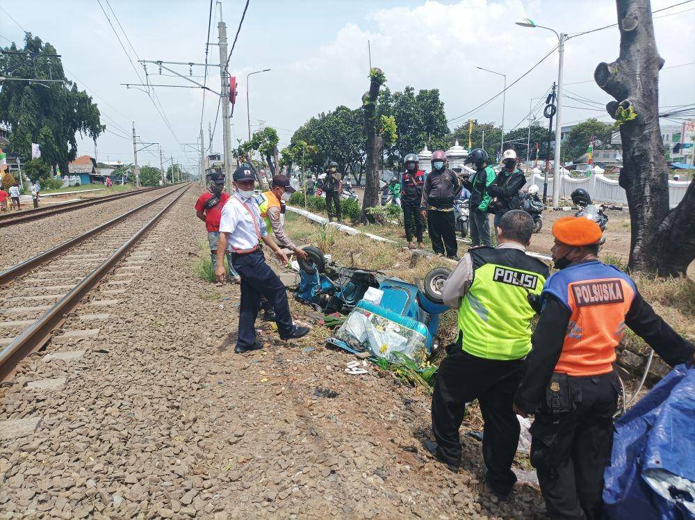 Bajaj tertabrak kereta di Kota Bekasi. (IDN Times/Imam Faishal)