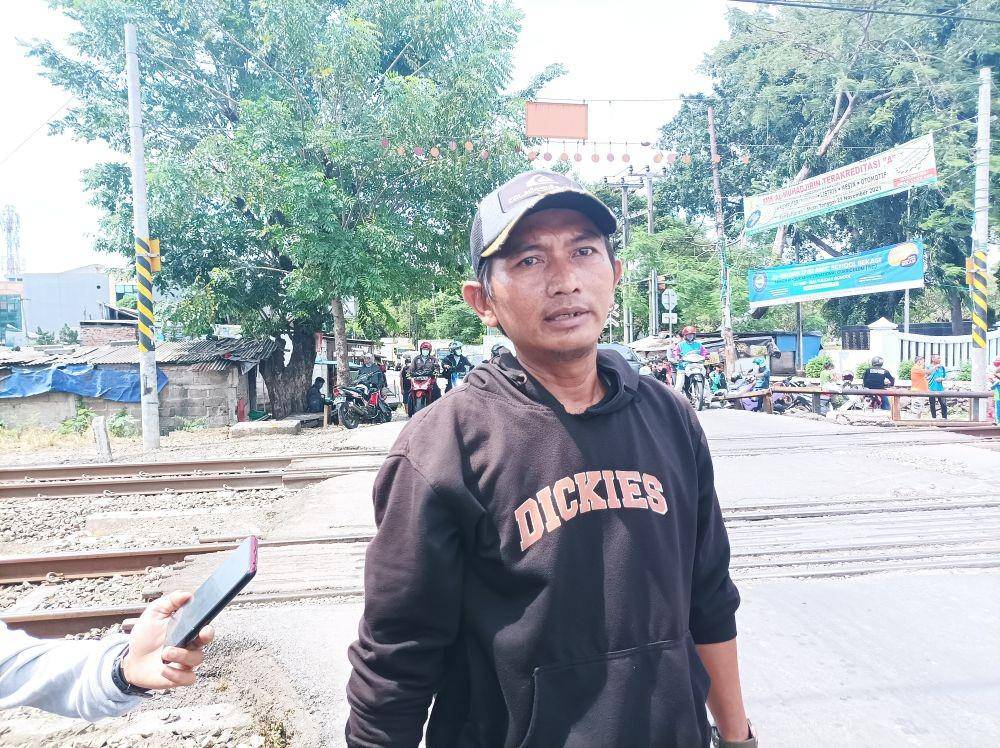 Penjaga perlintasan tanpa palang pintu, Jihan (42). (IDN Times/Imam Faishal)