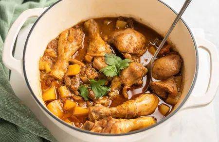 ilustrasi gulai ayam (thespruceeats.com)