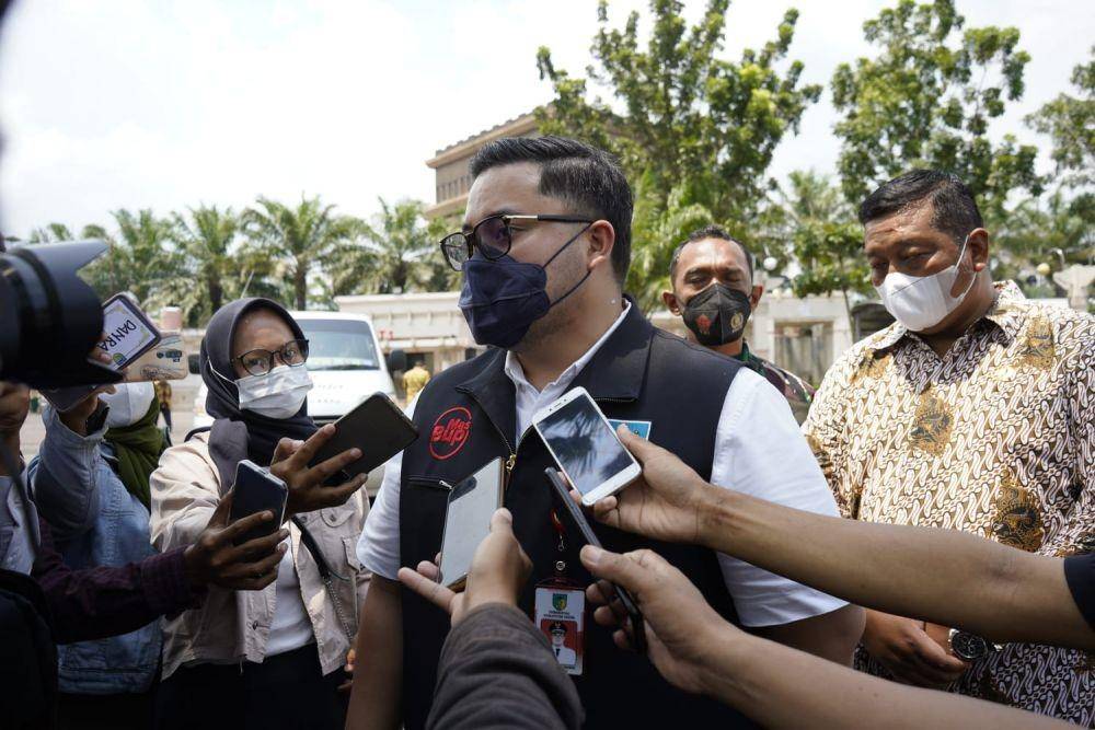 Bupati Kediri, Hanindhito Himawan Pramana, menjajal Mobil Siaga Desa Asmorobangun usai meluncurkan program Mobil Siaga Desa di Convention Hall Simpang Lima Gumul. (Dok. Pemkab Kediri)