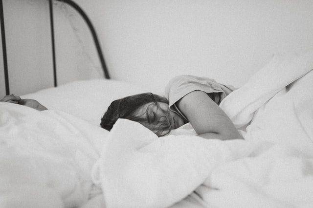 ilustrasi orang tidur (Unsplash/Kinga Cichewicz)