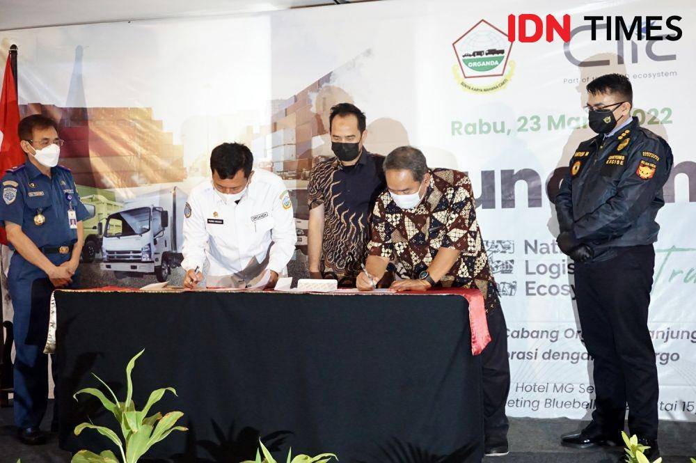 Penandatanganan nota kesepahaman antara DPC Organda Tanjung Emas Semarang dan Clikcargo dalam penerapan sistem trucking online. (IDN Times/Anggun Puspitoningrum)