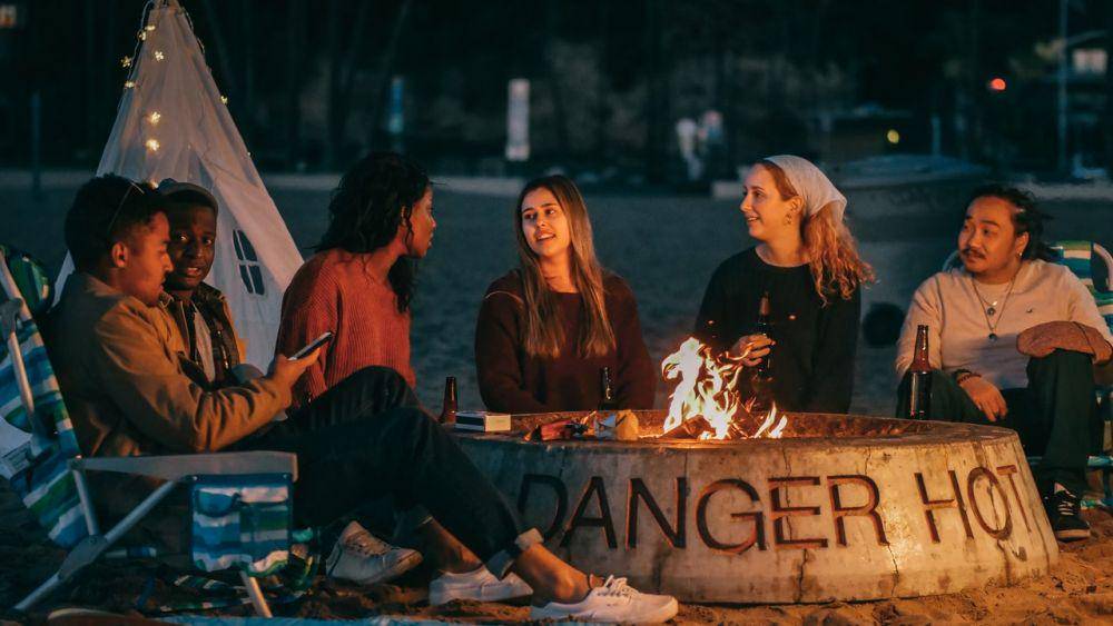 ilustrasi kumpul bareng teman (pexels.com/Kindel Media)
