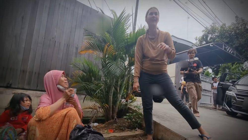potret ibu-ibu meminta uang kepada Baim Wong dan Paula Verhoeven (dok. youtube.com/BaimPaula)