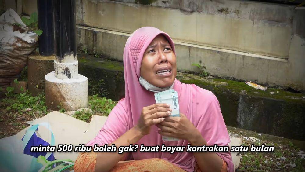 potret ibu-ibu meminta uang kepada Baim Wong dan Paula Verhoeven (dok. youtube.com/BaimPaula)