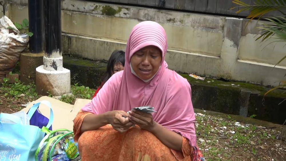 potret ibu-ibu meminta uang kepada Baim Wong dan Paula Verhoeven (dok. youtube.com/BaimPaula)