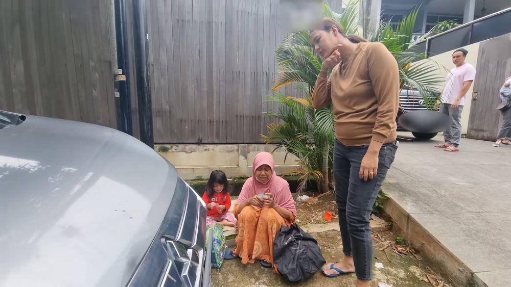potret ibu-ibu meminta uang kepada Baim Wong dan Paula Verhoeven (dok. youtube.com/BaimPaula)