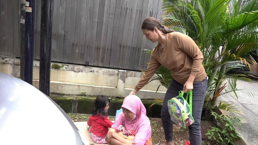 potret ibu-ibu meminta uang kepada Baim Wong dan Paula Verhoeven (dok. youtube.com/BaimPaula)