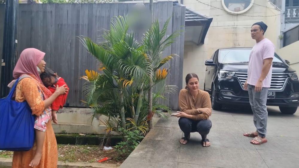 10 Potret Ibu-ibu yang Memaksa Minta Uang ke Baim Wong, Ancam Mau Mati