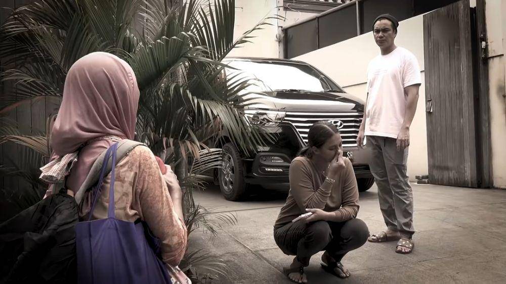potret ibu-ibu meminta uang kepada Baim Wong dan Paula Verhoeven (dok. youtube.com/BaimPaula)