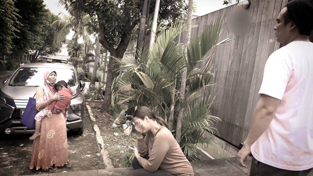 potret ibu-ibu meminta uang kepada Baim Wong dan Paula Verhoeven (dok. youtube.com/BaimPaula)