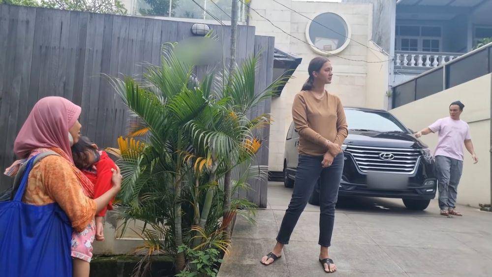 potret ibu-ibu meminta uang kepada Baim Wong dan Paula Verhoeven (dok. youtube.com/BaimPaula)