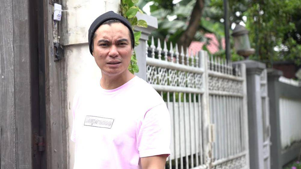 potret ibu-ibu meminta uang kepada Baim Wong dan Paula Verhoeven (dok. youtube.com/BaimPaula)