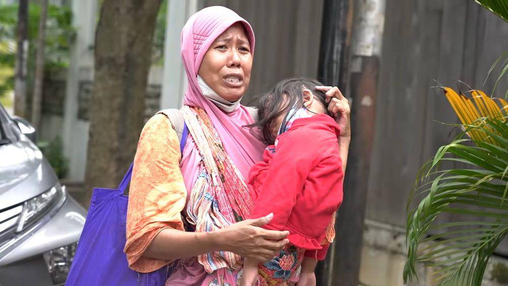 potret ibu-ibu meminta uang kepada Baim Wong dan Paula Verhoeven (dok. youtube.com/BaimPaula)