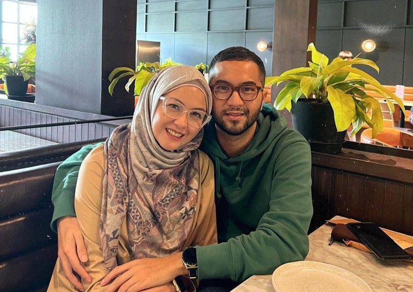 9 Potret Revalina S. Temat dan Suami, Anniversary Pernikahan!
