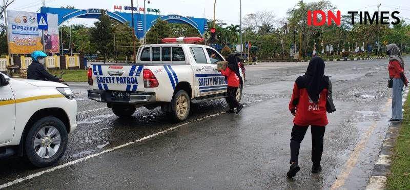 Aksi kemanusiaan bencana banjir di Sangatta Kutim yang dilakukan relawan PMI PPU (IDN Times/Ervan)