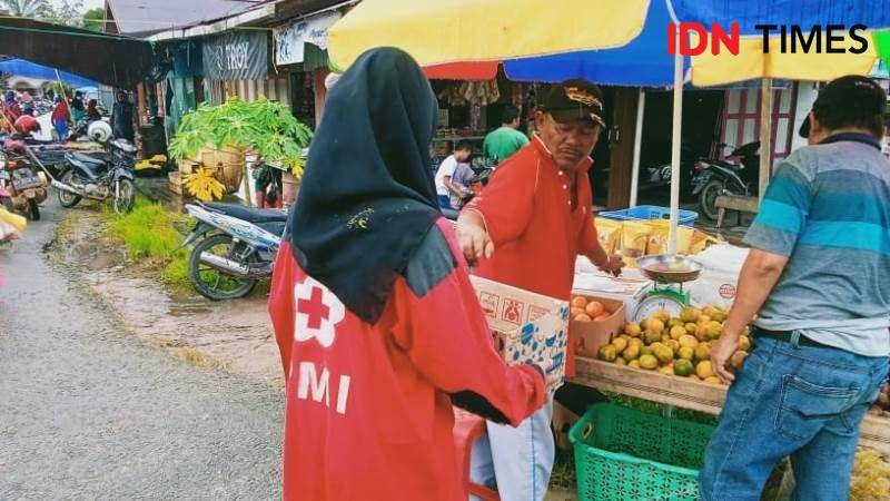 Aksi kemanusiaan bencana banjir di Sangatta Kutim yang dilakukan relawan PMI PPU (IDN Times/Ervan)