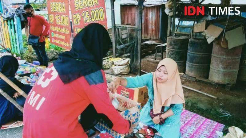 Aksi kemanusiaan bencana banjir di Sangatta Kutim yang dilakukan relawan PMI PPU (IDN Times/Ervan)