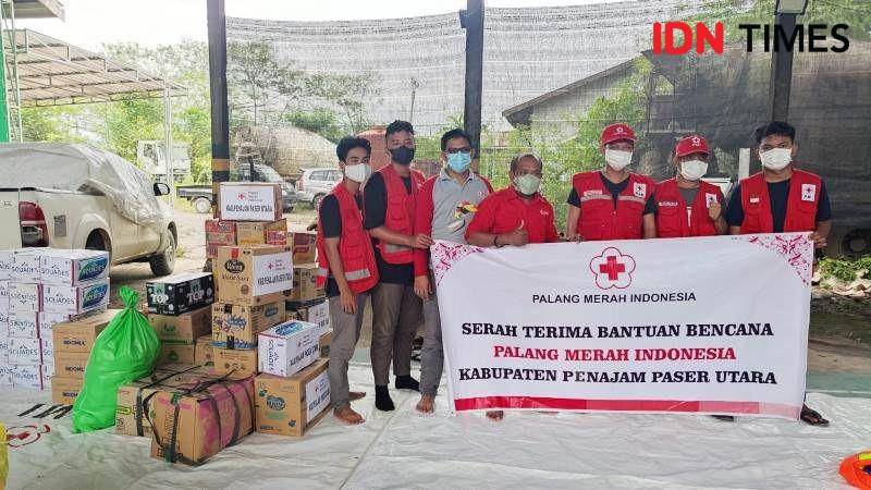 Penyerahan bantuan kemanusiaan bencana banjir di Sangatta dari PMI PPU diterima PMI Kutim (IDN Times/Ervan)