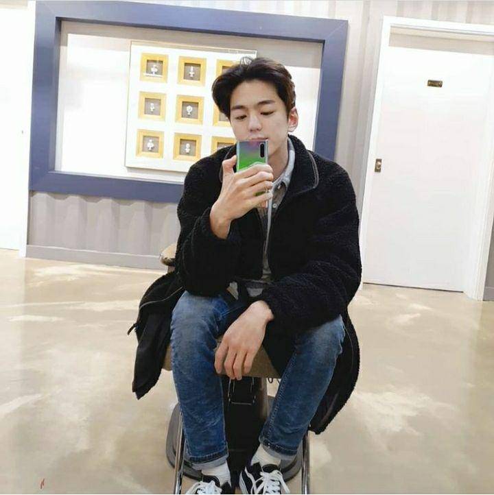 potret ootd Kim Min Kyu (instagram.com/mingue.k)