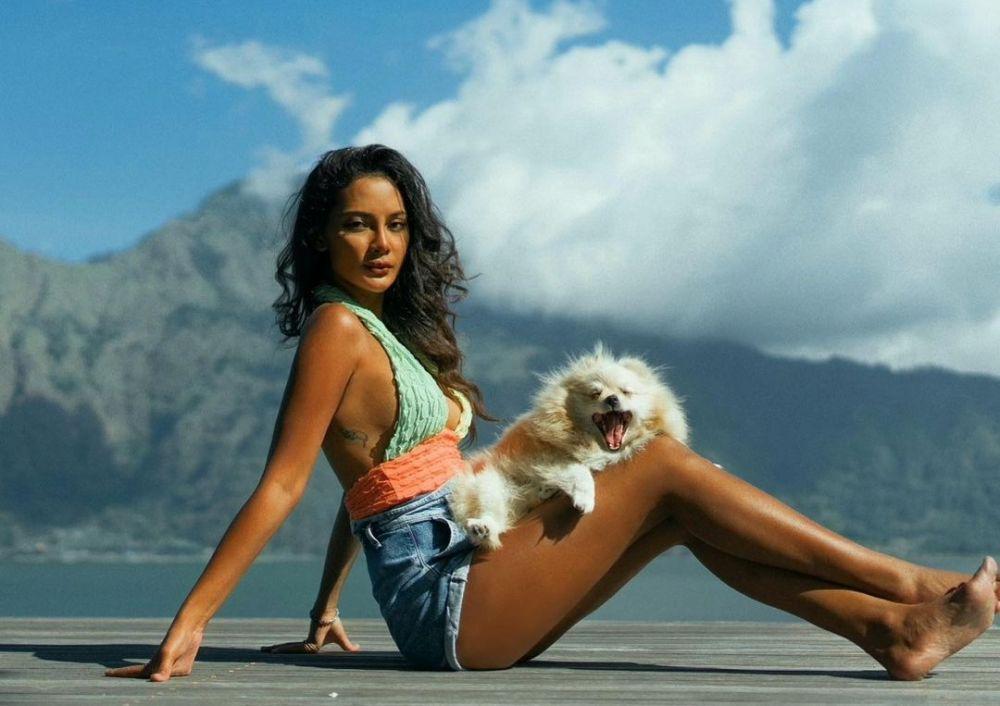 9 Potret Erika Carlina yang Kerap Tampil Seksi, Eksotis Banget!