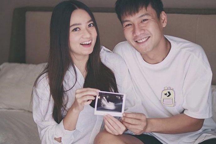 Hamil Setelah 5 Tahun Nikah, 10 Potret Stella Cornelia dan Fendy Chow