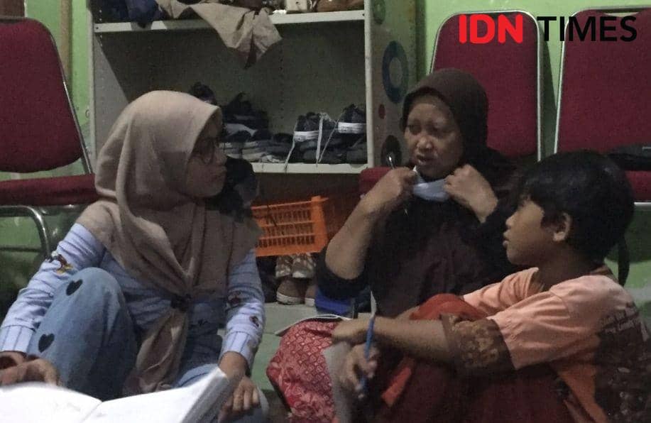 Sita Pramesthi (tengah) saat berbincang dengan anak-anak di Sekolah Rakyat Kejawan. IDN Times/Ardiansyah Fajar