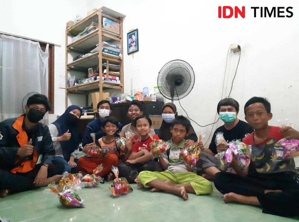 Radian Jadid (dua dari kanan) bersama Sita, relawan dan anak yang belajar di Sekolah Rakyat Kejawan. IDN TImes/ Ardiansyah Fajar