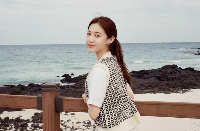 20 Harga Fashion Item Yura Girl's Day di Forecasting Love and Weather