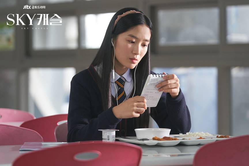 Kim Hye Yoon di drama SKY Castle (tv.jtbc.joins.com)