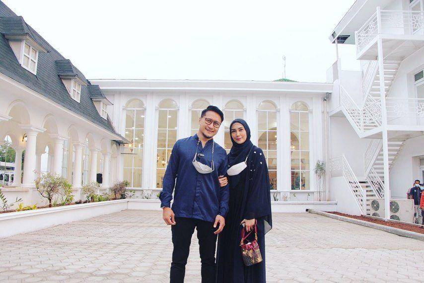 Arie Untung dan istri (instagram.com/fenitarie)
