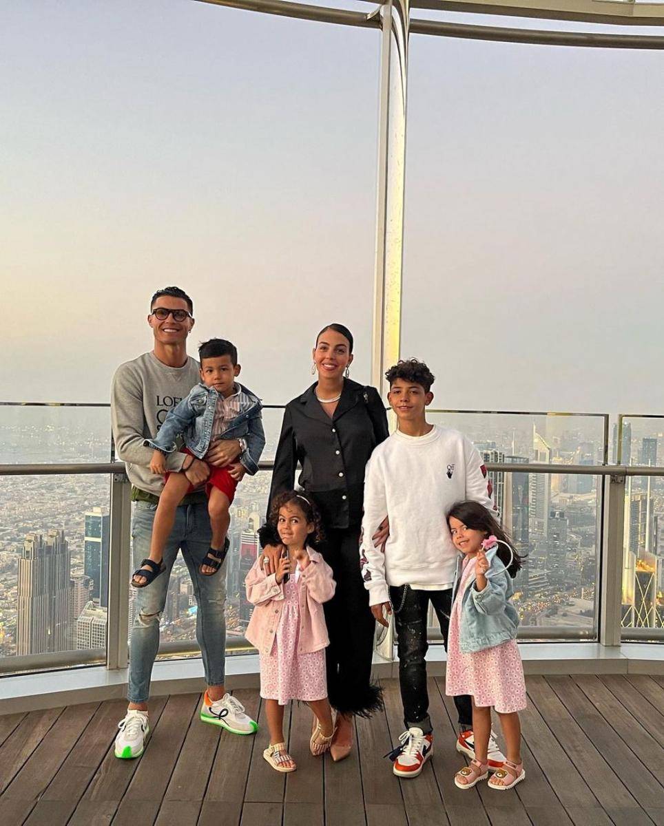 Georgina Rodriguez, Cristiano Ronaldo dan keempat anaknya (instagram.com/georginagio)