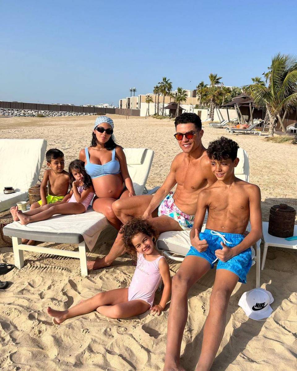 Georgina Rodriguez, Cristiano Ronaldo dan keempat anaknya (instagram.com/georginagio)
