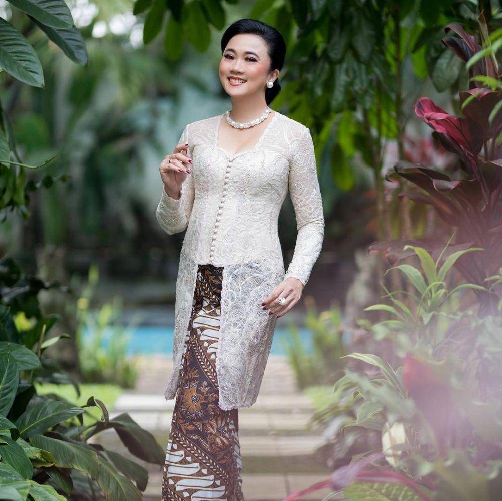 Padu Padan Kebaya dan Kalung (instagram.com/2gek_ayuhenirosan)