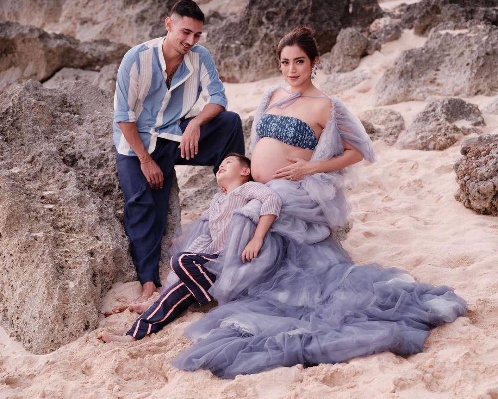 potret keluarga kecil Jessica Iskandar (Dewandra Djelantik dan Wayan Mahendra via instagram.com/inijedar)