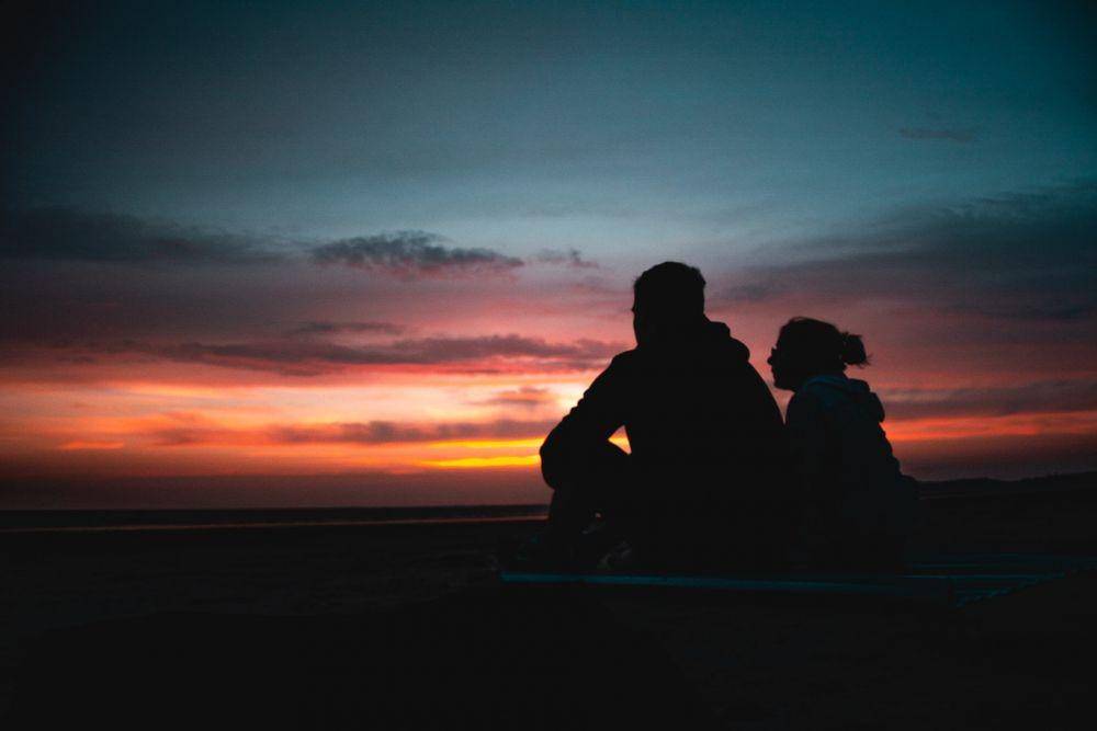 ilustrasi siluet pasangan (unsplash.com/alexandre debieve)