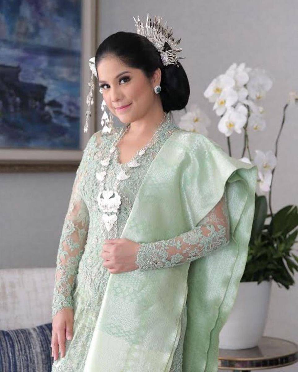Padu Padan Kebaya dan Kalung (instagram.com/annisayudhoyono)