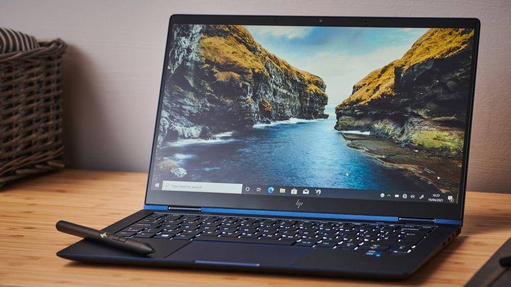 potret HP Elite Dragonfly (techradar.com)